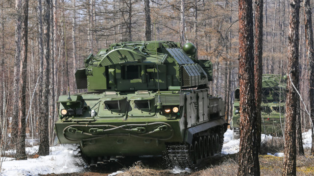 俄军投入重型装备 击落乌克兰TB-2无人机7架 (图1) 俄军投入重型装备 击落乌克兰TB-2无人机7架 (图1)